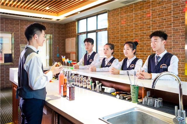学习餐饮酒店管理专业 从后厨到高管的职业通道